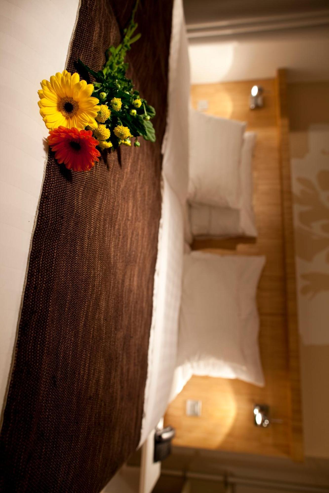 Dahlia Inn, Prague